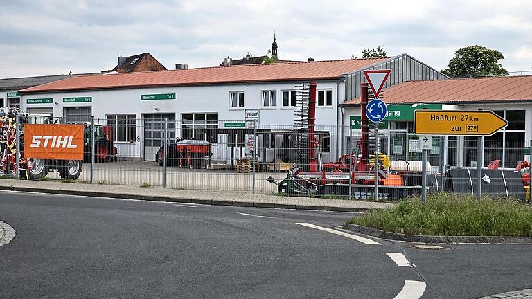 Ein Anblick, der bald Vergangenheit sein wird: Der BayWa Technik Standort Ebern am sogenannten 'Valeo-Kreisel' in der Andreas-Humann-Straße 1. Ein Anblick, der bald Vergangenheit sein wird: Der BayWa Technik Standort Ebern am sogenannten 'Valeo-Kreisel' in der Andreas-Humann-Straße 1.