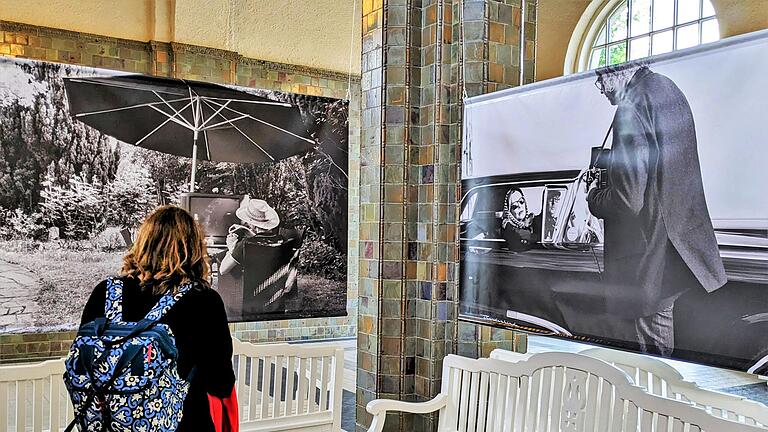 Eine Ausstellungsbesucherin vor den Fotos von René Greiner in der Wandelhalle. - Eine Ausstellungsbesucherin vor den Fotos von René Greiner in der Wandelhalle. Eine Ausstellungsbesucherin vor den Fotos von René Greiner in der Wandelhalle. - Eine Ausstellungsbesucherin vor den Fotos von René Greiner in der Wandelhalle.