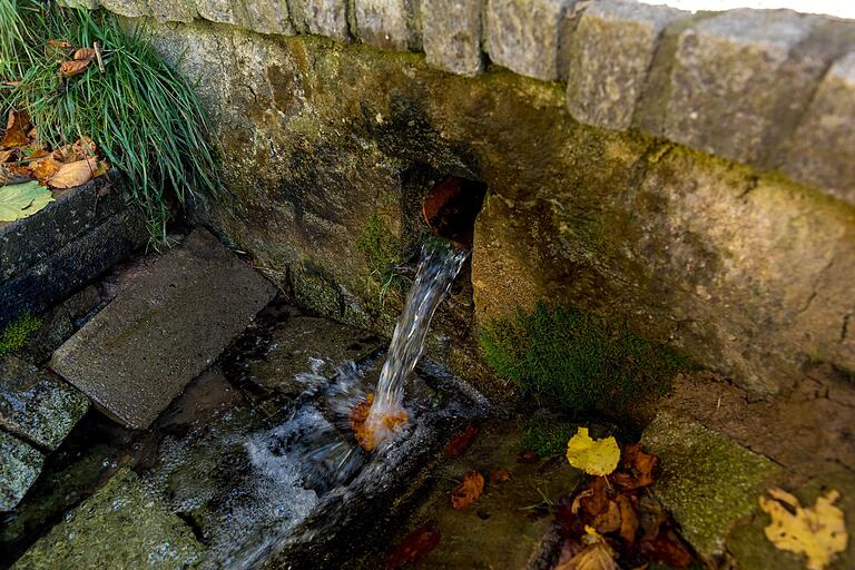 Am Heiligenbrünnlein sprudelt kristallklares Wasser aus dem Boden. Am Heiligenbrünnlein sprudelt kristallklares Wasser aus dem Boden.