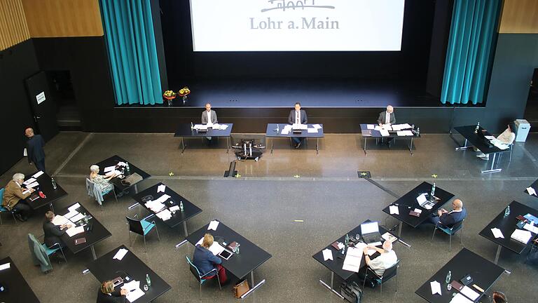 Zwei Meter Sicherheitsabstand: Die konstituierende Sitzung des Lohrer Stadtrats fand in der Stadthalle statt. Dort war ausreichend Platz, um den Abstand unter Räten und Besuchern zu wahren. Zwei Meter Sicherheitsabstand: Die konstituierende Sitzung des Lohrer Stadtrats fand in der Stadthalle statt. Dort war ausreichend Platz, um den Abstand unter Räten und Besuchern zu wahren.