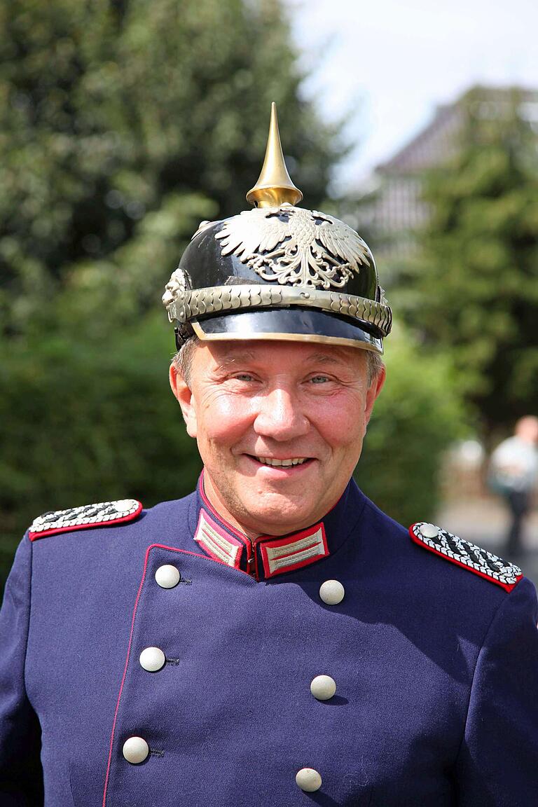 Die Bürgervereine fühlen sich der Tradition verpflichtet: Der Gendarm mit Pickelhaube zum Beispiel ist die Symbolfigur des Klingenbrunns. Gleichwohl erhalten jetzt erste Kirchweihen eine Verjüngungskur. Die Bürgervereine fühlen sich der Tradition verpflichtet: Der Gendarm mit Pickelhaube zum Beispiel ist die Symbolfigur des Klingenbrunns. Gleichwohl erhalten jetzt erste Kirchweihen eine Verjüngungskur.
