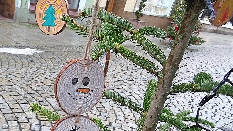 Ein Schneemann aus Holz ziert diesen Weihnachtsbaum. - Ein Schneemann aus Holz ziert diesen Weihnachtsbaum. Ein Schneemann aus Holz ziert diesen Weihnachtsbaum. - Ein Schneemann aus Holz ziert diesen Weihnachtsbaum.