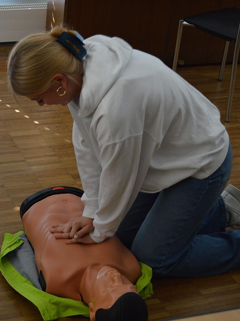 Johanna Schnaz übt am Dummy die Herzdruckmassage. Johanna Schnaz übt am Dummy die Herzdruckmassage.