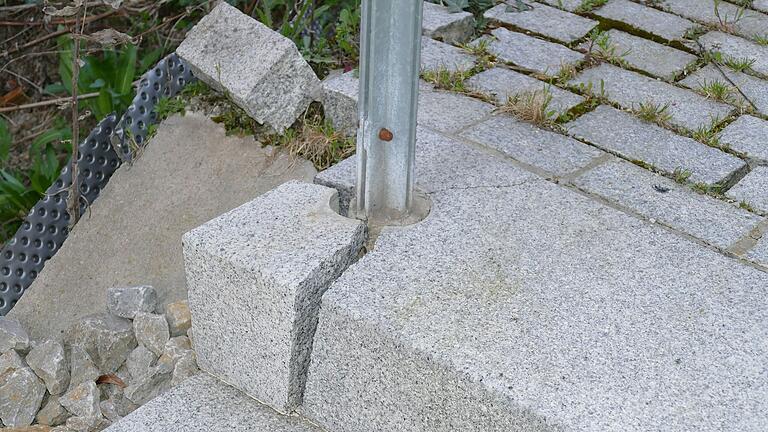 Wegen Frostaufbrüchen an den Geländern geht die neu gesetzte Treppe zur Kirche kaputt.