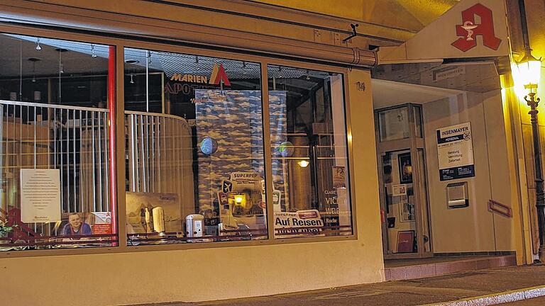 Düstere Stimmung: Wenn der Landesapothekerverband Anfang September zu Streiks aufrufen sollte, ist die Marien-Apotheke in Bad Mergentheim mit Sicherheit eine der ersten, die ihre Pforten schließt. Inhaber Michael Zimpel ist stinksauer über die geplanten Honorarerhöhungen von gerade einmal 25 Cent.. Düstere Stimmung: Wenn der Landesapothekerverband Anfang September zu Streiks aufrufen sollte, ist die Marien-Apotheke in Bad Mergentheim mit Sicherheit eine der ersten, die ihre Pforten schließt. Inhaber Michael Zimpel ist stinksauer über die geplanten Honorarerhöhungen von gerade einmal 25 Cent..