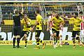 Diskussionsbedarf       -  BVB-Torschütze Sokrates (2.v.l) diskutiert mit Schiedsrichter Patrick Ittrich (l) nach dem 2:0 gegen Köln.