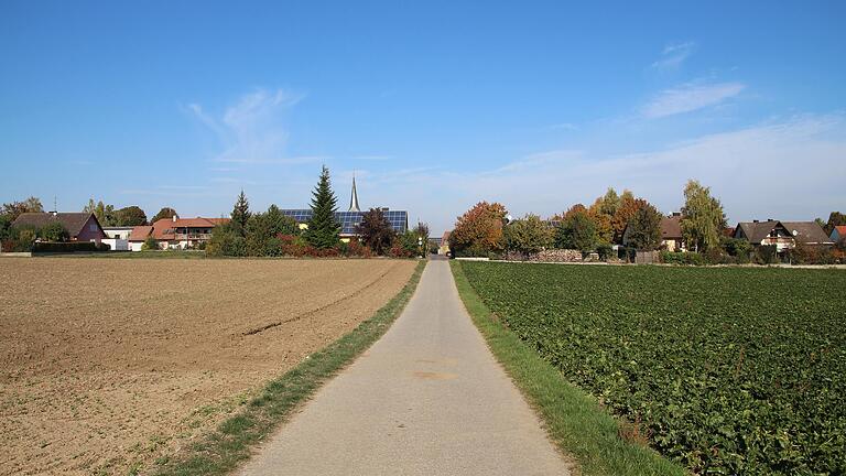Südlich der Geißlinger Straße in Hopferstadt wird ein neues Baugebiet mit 36 Bauplätzen ausgewiesen. Südlich der Geißlinger Straße in Hopferstadt wird ein neues Baugebiet mit 36 Bauplätzen ausgewiesen.