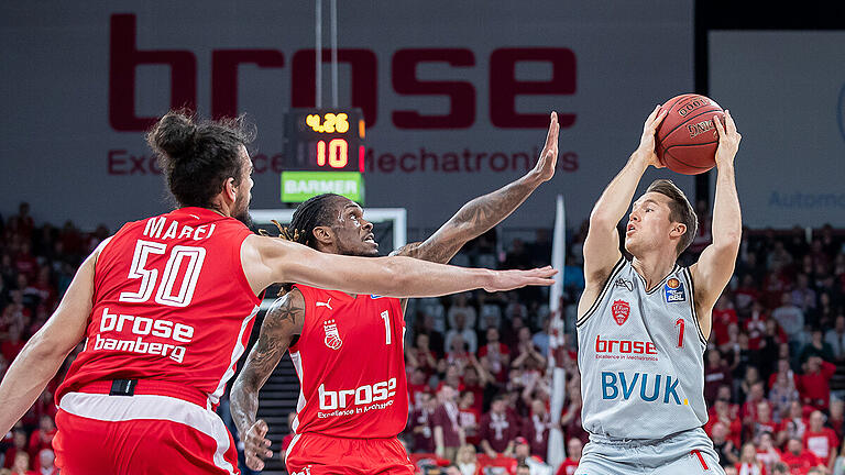 Brose Bamberg vs. s.Oliver Wuerzburg, Basketball       -  Deutschland, Bamberg, Brose Arena, 26.11.2019, Brose Bamberg vs. s.Oliver Wuerzburg, Basketball

Bild: v. l. Assem Marei (Brose Bamberg), Paris Lee (Brose Bamberg) und Jordan Hulls (s.Oliver Wuerzburg)