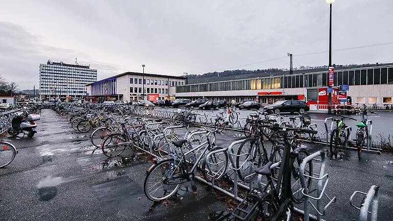 Der östliche Flügel (Foto) des Bahnhofsgebäudes und sein westliches Gegenstück sollen samt Vorfeld neu gestaltet werden. Dazu gibt es eine Absichtserklärung zwischen Stadt und der Bahn. Der östliche Flügel (Foto) des Bahnhofsgebäudes und sein westliches Gegenstück sollen samt Vorfeld neu gestaltet werden. Dazu gibt es eine Absichtserklärung zwischen Stadt und der Bahn.