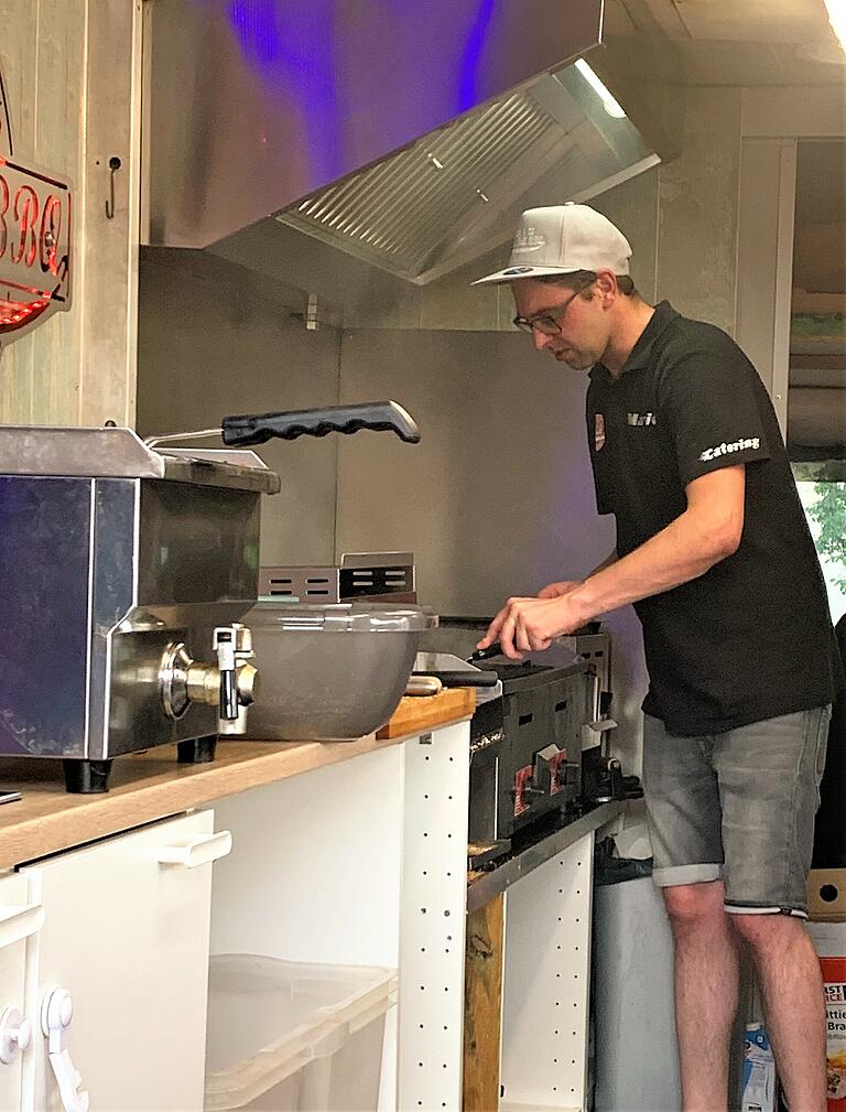 Vom Hobby-Griller zum Foodtruck-Besitzer: Ralf Lutz in seinem Foodtruck.