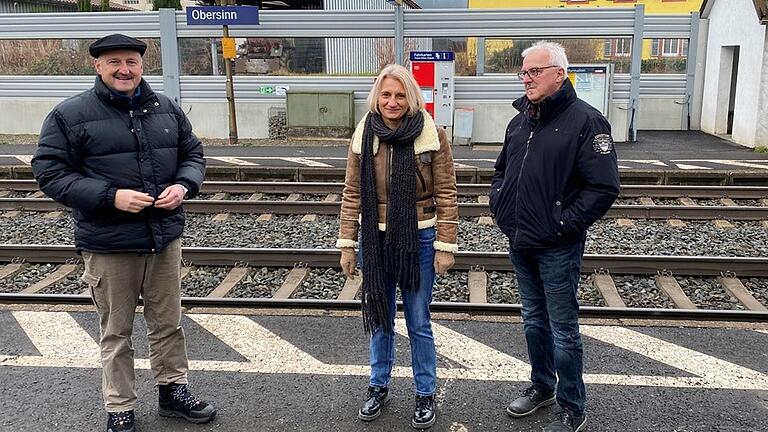 Ortstermin in Sachen ÖPNV-Probleme: (von links) MdB Bernd Rützel, stellvertretende Landrätin Pamela Nembach und stellvertretender Bürgermeister Christian Gutermuth (Burgsinn). Ortstermin in Sachen ÖPNV-Probleme: (von links) MdB Bernd Rützel, stellvertretende Landrätin Pamela Nembach und stellvertretender Bürgermeister Christian Gutermuth (Burgsinn).