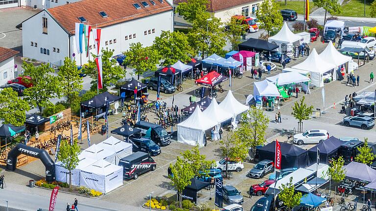 Am Samstag startete in Bad Neustadt die 11. Fahrzeugschau Elektromobilität. Auf dem Festplatz gab es, wie dieses Drohnenfoto zeigt, zahlreiche Elektrofahrzeuge zu begutachten. Am Samstag startete in Bad Neustadt die 11. Fahrzeugschau Elektromobilität. Auf dem Festplatz gab es, wie dieses Drohnenfoto zeigt, zahlreiche Elektrofahrzeuge zu begutachten. 