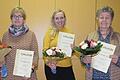 Die Vorsitzende des Frauenchors Anna Fackelmann (von links) hielt die Laudatio für 50 Jahre Sängertreue von Doris Zehner, für 40 Jahre von Heike Pfister und für 30 Jahre von Lisbeth Sahlmüller. Chorleiterin Irene Krätzig übergab die Blumensträuße.