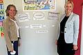 Staatssekretärin Anna Stolz (rechts) besucht die Georg-Anton-Urlaub-Grundschule Thüngersheim (Modellschule MIT – SMV an Grundschulen).&nbsp; Links im Bild Schulleiterin Gudrun Dausacker.