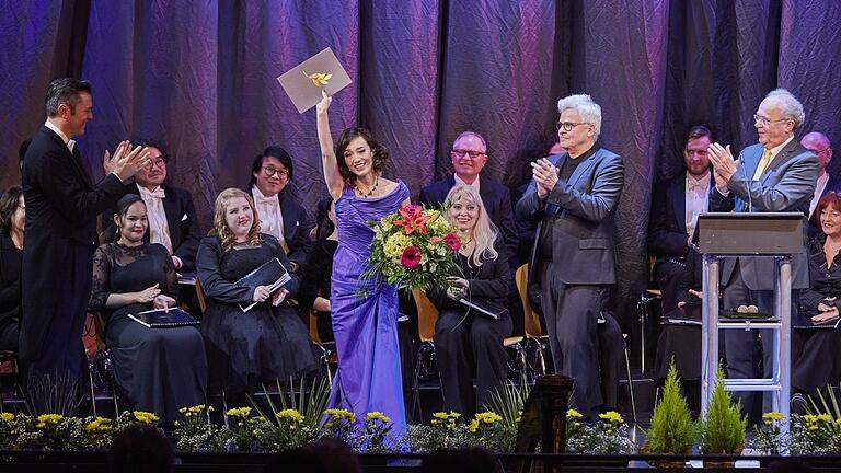 Akiho Tsujii, frischgebackene Trägerin des Theaterpreises 2022. Es applaudieren der Chor und (von links) Generalmusikdirektor Enrico Calesso, Intendant Markus Trabusch und Laudator Ulrich Konrad. Akiho Tsujii, frischgebackene Trägerin des Theaterpreises 2022. Es applaudieren der Chor und (von links) Generalmusikdirektor Enrico Calesso, Intendant Markus Trabusch und Laudator Ulrich Konrad.
