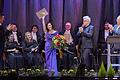Akiho Tsujii, frischgebackene Trägerin des Theaterpreises 2022. Es applaudieren der Chor und (von links) Generalmusikdirektor Enrico Calesso, Intendant Markus Trabusch und Laudator Ulrich Konrad.