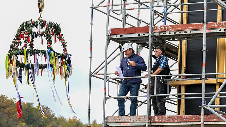 Die Zeremonie folgte traditioneller Baukultur: Ein Glas Wein wurde zerbrochen, und ein Richtkranz mit bunten Tüchern und symbolischen Socken aufgehängt. Die Zeremonie folgte traditioneller Baukultur: Ein Glas Wein wurde zerbrochen, und ein Richtkranz mit bunten Tüchern und symbolischen Socken aufgehängt.
