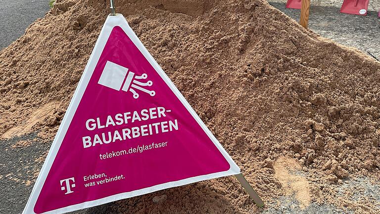 Die Telekom will in Iphofen ein Hochgeschwindigkeitsnetz schaffen. Aber noch ist nicht klar, wann die Arbeiten starten. Die Telekom will in Iphofen ein Hochgeschwindigkeitsnetz schaffen. Aber noch ist nicht klar, wann die Arbeiten starten.
