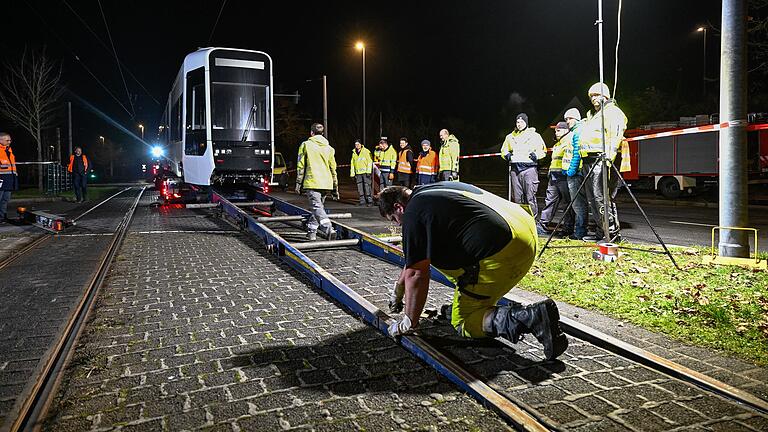 Hie wird die Rampe montiert, über die man die Straßenbahn auf die Gleise rutschen ließ.