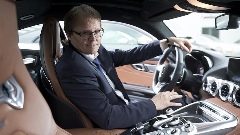 Mittelständisches Unternehmen veredelt Luxuskarossen       -  Schnödes Plastik kommt nicht in Frage: Der Geschäftsführer der Firma Schäfer-Oesterle, Volker Herrmann, sitzt im veredelten Mercedes AMG GT.