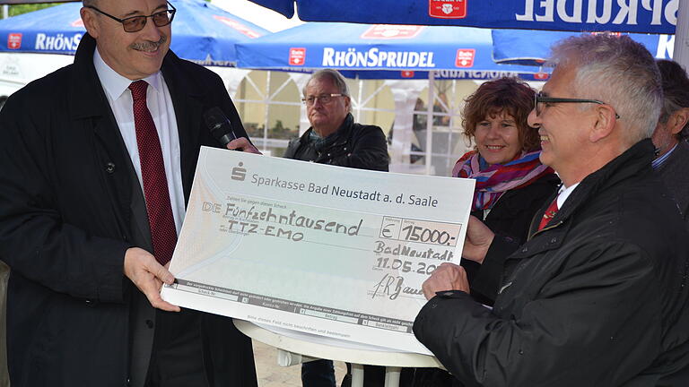 Einen Scheck über 15.000 Euro hatte der frühere Preh-Finanzchef Dr. Ernst-Rudolf Bauer mit zur Eröffnung der Fahrzeugschau Elektromobilität gebracht. Der Empfänger in Person von Professor Dr. Bernhard Arndt vom Technologietransferzentrum Elektromobilität durfte sich über die opulente Förderung zweier Projekte freuen. Die Fördermittel stammen aus der Walter Preh-Stiftung.