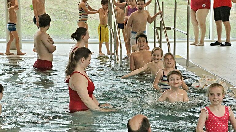 Das Hallenbad in Ebern in Vor-Corona-Zeiten: In einem Schwimmkurs lernen Kinder, wie sie sich über Wasser halten können.