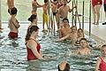 Das Hallenbad in Ebern in Vor-Corona-Zeiten: In einem Schwimmkurs lernen Kinder, wie sie sich über Wasser halten können.
