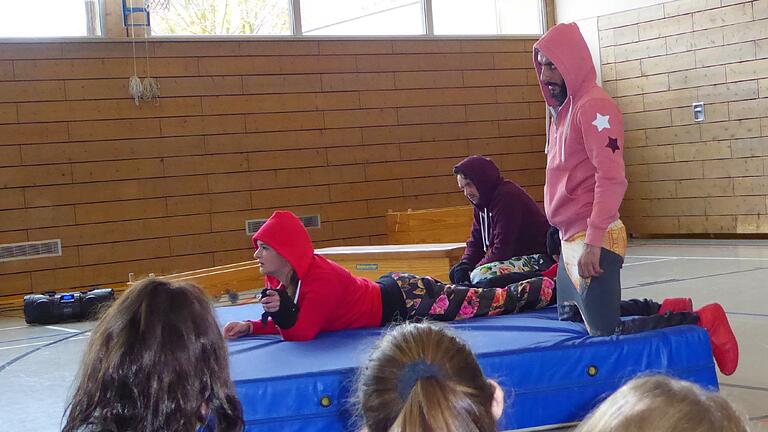 Extremismuspräventation an der Gaukönigshöfer Mittelschule. Ramo Ali, Kristina Altenhöfer und Jonathan Held vom Jungen Theater Augsburg zeigen das Stück' Krass- Hauptsache radikal'. Extremismuspräventation an der Gaukönigshöfer Mittelschule. Ramo Ali, Kristina Altenhöfer und Jonathan Held vom Jungen Theater Augsburg zeigen das Stück' Krass- Hauptsache radikal'.