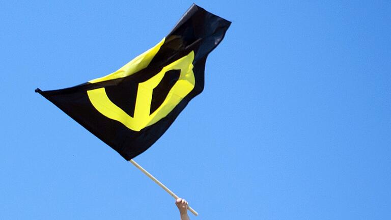 Eine Fahne der 'Identitären Bewegung'. Der Verfassungsschutz hat die Identitären jetzt als 'rechtsextremistische Bestrebung' eingestuft. Eine Fahne der 'Identitären Bewegung'. Der Verfassungsschutz hat die Identitären jetzt als 'rechtsextremistische Bestrebung' eingestuft. 