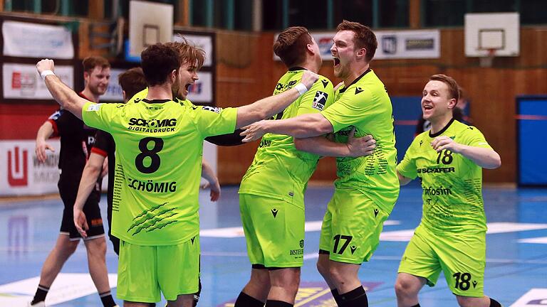 Großer Jubel nach dem Zittersieg: Die Zweitliga-Handballer der DJK Rimpar Wölfe gewannen das Bayernderby beim TuS Fürstenfeldbruck mit 30:29. Großer Jubel nach dem Zittersieg: Die Zweitliga-Handballer der DJK Rimpar Wölfe gewannen das Bayernderby beim TuS Fürstenfeldbruck mit 30:29.