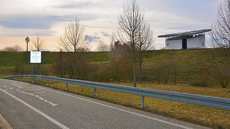 Auch in Corona-Zeiten ist die 'Kirche der Einheit – Herbst '89' an der Autobahn 71 (A 71) am Parkplatz Thüringer Tor bei Bibra ein Ruhepunkt für viele Besucher.