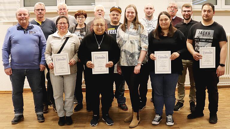 Im Bild (von links): Werner Seufert, Hans-Dieter Turtschan, Vimon Seufert, Roland Pfister, Petra Seufert, Bunthan Seufert, Herbert Wieland, Michael Seufert, Katharina Weis, Swen Korb, Anja Seufert, Reinhold Erhard, Lukas Schemmel und Andreas Seufert. Im Bild (von links): Werner Seufert, Hans-Dieter Turtschan, Vimon Seufert, Roland Pfister, Petra Seufert, Bunthan Seufert, Herbert Wieland, Michael Seufert, Katharina Weis, Swen Korb, Anja Seufert, Reinhold Erhard, Lukas Schemmel und Andreas Seufert.