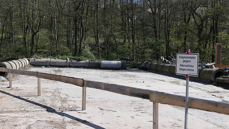 Damit kein Sickerwasser in den Bach hinter den Grünabfallplatz gelangt, musste der Platz geschlossen werden.