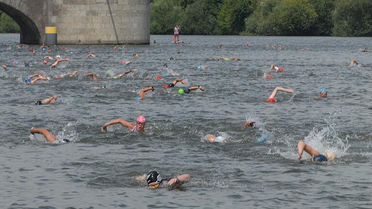 Nicht alltägliches Bild: Hunderte Frauen und Männer durchpflügen schwimmend den Main. Nicht alltägliches Bild: Hunderte Frauen und Männer durchpflügen schwimmend den Main.