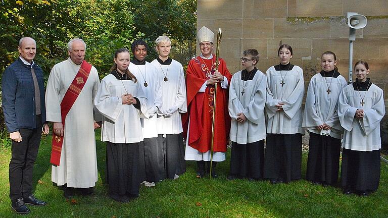 Der Altardienst (von links) gemeinsam mit Weihbischof Paul Reder, Diakon Engelbert Ruck und Kirchenpfleger Peter Lindemann. Der Altardienst (von links) gemeinsam mit Weihbischof Paul Reder, Diakon Engelbert Ruck und Kirchenpfleger Peter Lindemann.