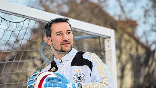 Ein Würzburger im deutschen Team: Enrico Göbel, als Torhüter der einzige Sehende im Blindenfußball-Team, wurde mit der Nationalmannschaft im vergangenen Jahr Vierter der Europameisterschaft. Am Samstag bestreitet das deutsche Team ein Testspiel in Würzburg. Ein Würzburger im deutschen Team: Enrico Göbel, als Torhüter der einzige Sehende im Blindenfußball-Team, wurde mit der Nationalmannschaft im vergangenen Jahr Vierter der Europameisterschaft. Am Samstag bestreitet das deutsche Team ein Testspiel in Würzburg.