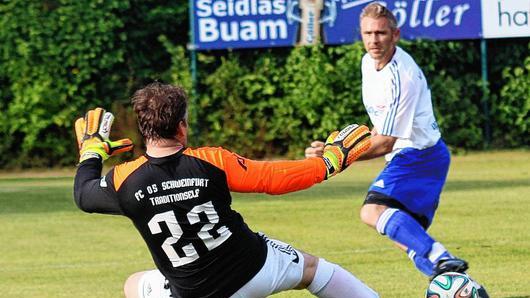 Thomas Kluczniak von den &bdquo;Allstars Haßberge&ldquo; zielt zwar an Schweinfurts Schlussmann Thomas Heckrath vorbei &ndash; das Tor trifft er aber nicht, der Ball geht knapp neben das Gehäuse.