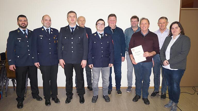 Ehrungen bei der Feuerwehr Sandberg mit (von links): Vorsitzender Dominik Gebauer, Kommandant Sebastian Friedel, René Rahm, Helmut Köth, Pascal Walter, Lothar Arnold Gerhard Friedel, Ludwig Bühner, stellvertretender Bürgermeister Claus Kleinhenz und Bürgermeisterin Sonja Reubelt. Ehrungen bei der Feuerwehr Sandberg mit (von links): Vorsitzender Dominik Gebauer, Kommandant Sebastian Friedel, René Rahm, Helmut Köth, Pascal Walter, Lothar Arnold Gerhard Friedel, Ludwig Bühner, stellvertretender Bürgermeister Claus Kleinhenz und Bürgermeisterin Sonja Reubelt.