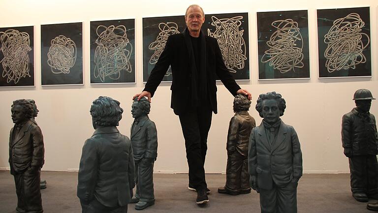 Umgeben von Mini-Einsteins: Ottmar Hörl auf der art Karlsruhe Umgeben von Mini-Einsteins: Ottmar Hörl auf der art Karlsruhe