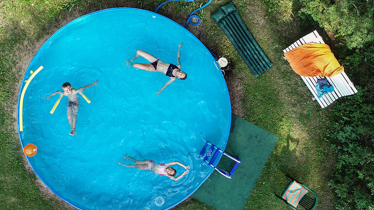 Bei der Befüllung von privaten Pools (Symbolbild) hilft in Arnstein der Bauhof. Wie mit den Kosten, die dadurch entstehen, umzugehen ist, diskutierte der Stadtrat in seiner jüngsten Sitzung.