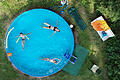 Bei der Befüllung von privaten Pools (Symbolbild) hilft in Arnstein der Bauhof. Wie mit den Kosten, die dadurch entstehen, umzugehen ist, diskutierte der Stadtrat in seiner jüngsten Sitzung.