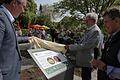 Vorsitzender Burkard Löffler und Altbürgermeister Rainer Kinzkofer (von rechts) enthüllten mit Bürgermeister Jürgen Götz am  Rosenbeet ein Schild, das&nbsp; die beiden Rosen 'Schöne Veitshöchheimerin' und 'Heilige Bilhildis' erläutert.