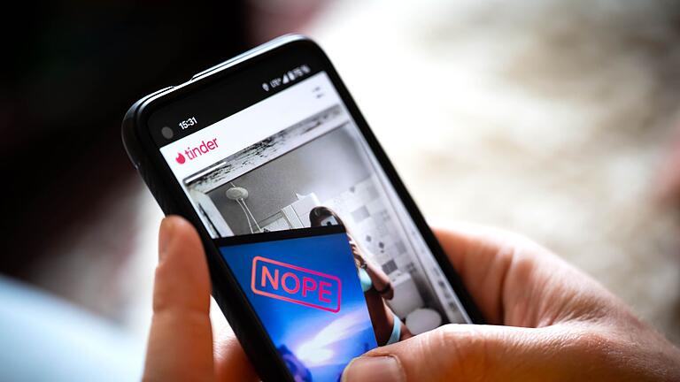 Dating Apps - Tinder - Beim Wischen auf dem Smartphone erhofft man sich die immer noch tollere Person. Das kann auch negative Folgen haben. (Illustration) Dating Apps - Tinder - Beim Wischen auf dem Smartphone erhofft man sich die immer noch tollere Person. Das kann auch negative Folgen haben. (Illustration)