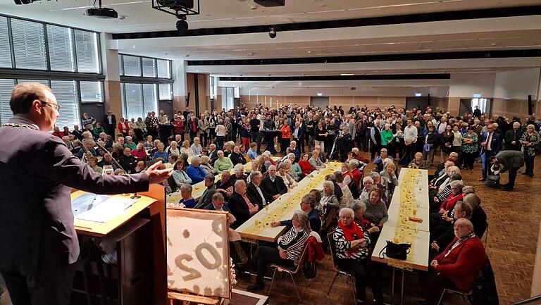 Veitshöchheims Bürgermeister Jürgen Götz verkündete beim Neujahrsempfang der Gemeinde in den Mainfrankensälen den 450 Gästen einen Jahresgwinn von 2,8 Millionen Euro. Veitshöchheims Bürgermeister Jürgen Götz verkündete beim Neujahrsempfang der Gemeinde in den Mainfrankensälen den 450 Gästen einen Jahresgwinn von 2,8 Millionen Euro.