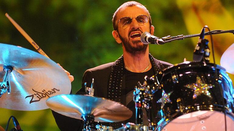 Heute: Ringo Starr, singend an seinem guten alten Arbeitsplatz.