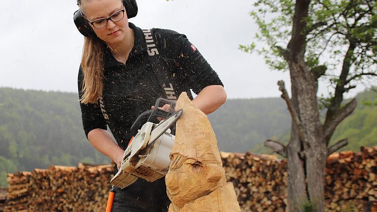 Lisa Pfeuffer aus Neustadt macht mit der Kettensäge Kunstwerke aus Holz. Lisa Pfeuffer aus Neustadt macht mit der Kettensäge Kunstwerke aus Holz.