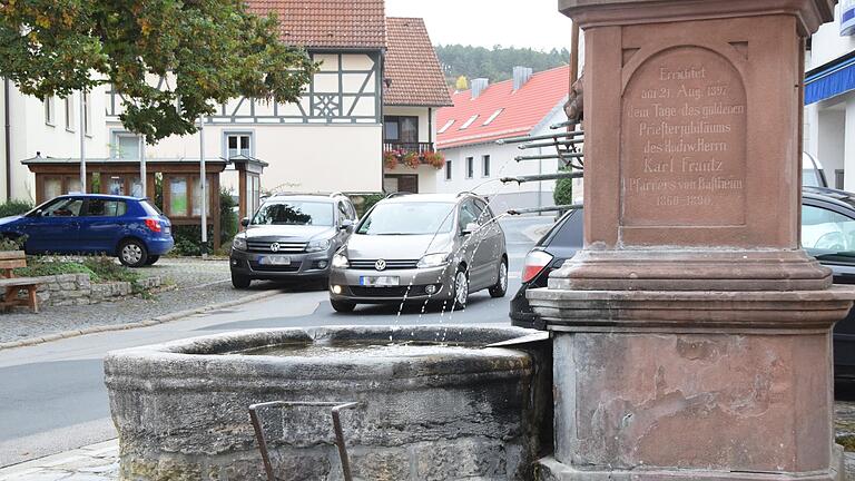 Damit der Sebastiansbrunnen zu seinem 125. Geburtstag wieder erstrahlt, will Bastheim in das Dorferneuerungsverfahren einsteigen und dann auch die Dorfgassen herrichten. Damit der Sebastiansbrunnen zu seinem 125. Geburtstag wieder erstrahlt, will Bastheim in das Dorferneuerungsverfahren einsteigen und dann auch die Dorfgassen herrichten.