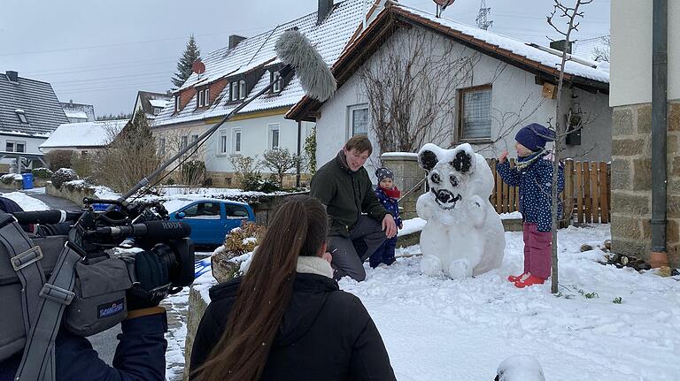 Nicht nur in den Fenstern findet die Panda-mie statt, auch ein Schnee-Panda im Garten bekam große Aufmerksamkeit - hier sogar von einem Fernsehteam. Nicht nur in den Fenstern findet die Panda-mie statt, auch ein Schnee-Panda im Garten bekam große Aufmerksamkeit - hier sogar von einem Fernsehteam.