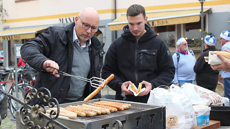 Beim diesjährigen Rathaussturm in Gemünden war Bürgermeister Jürgen Lippert (links) gut beschäftigt und durfte seine Fähigkeiten beim Würstchengrillen unter Beweis stellen. Beim diesjährigen Rathaussturm in Gemünden war Bürgermeister Jürgen Lippert (links) gut beschäftigt und durfte seine Fähigkeiten beim Würstchengrillen unter Beweis stellen.