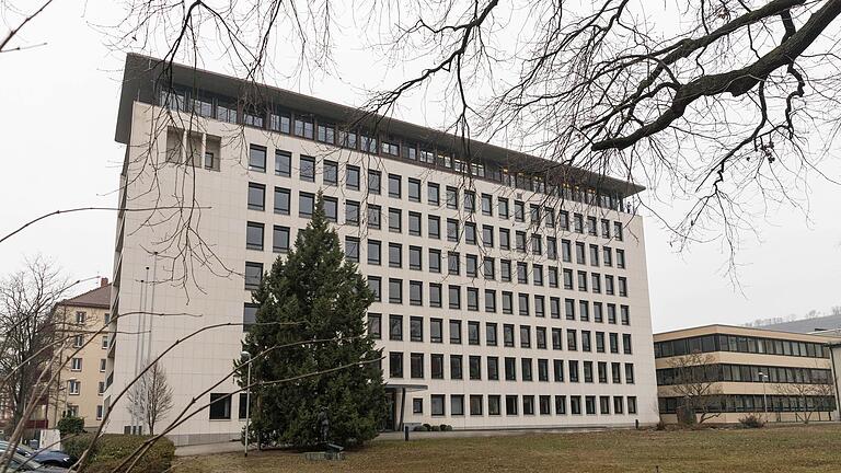 Hinter dem e.on-Hochhaus in der Pleich sollen etwa 230 neue Wohneinheiten entstehen. Das Hochhaus wird derzeit energetisch saniert. Hinter dem e.on-Hochhaus in der Pleich sollen etwa 230 neue Wohneinheiten entstehen. Das Hochhaus wird derzeit energetisch saniert.